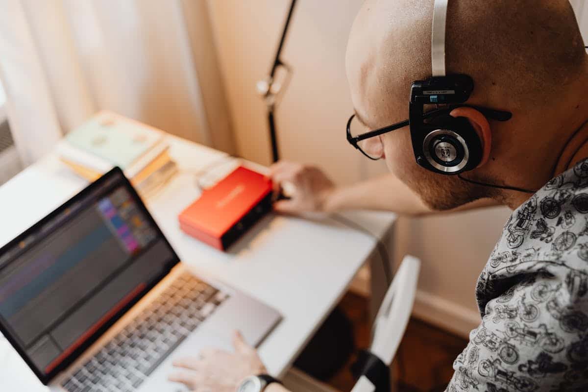 Imagen de Auriculares para home office: comodidad, micrófono y aislamiento