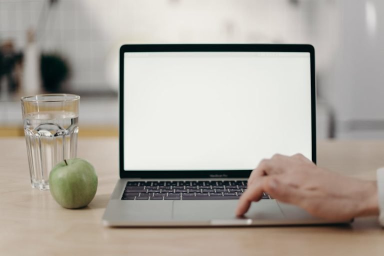 Imagen de Pantalla mate o brillante en una laptop: diferencias en el día a día