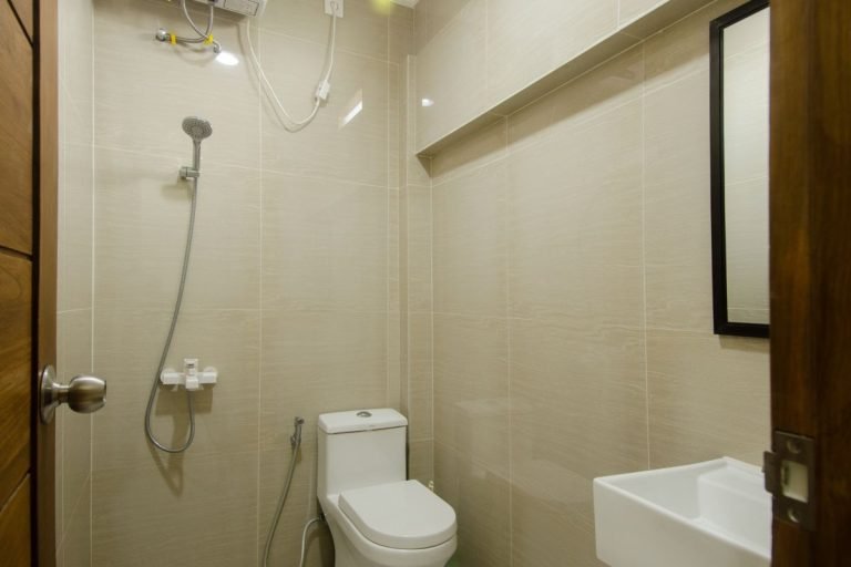 Baño moderno con ducha y termotanque a gas