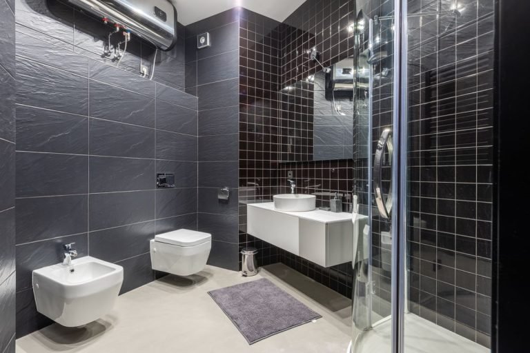 Baño moderno con termotanque eficiente