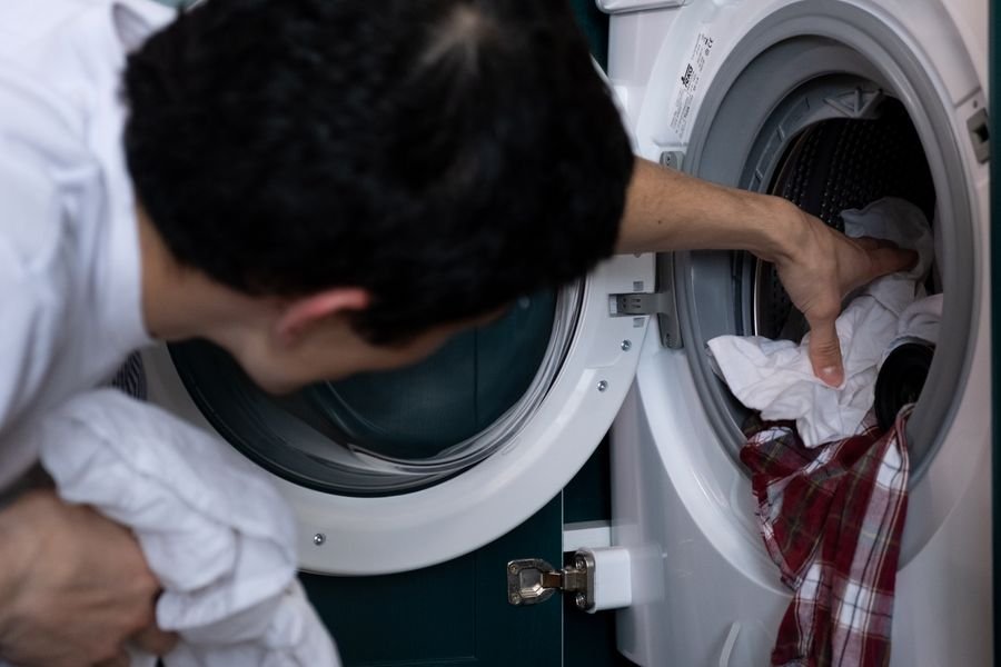 Carga de ropa en lavadora para mantenimiento