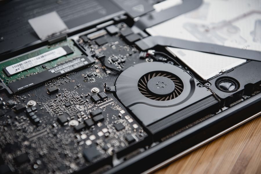 Circuito interno y ventilador de portátil con procesadores Intel Core i7 y AMD Ryzen 7