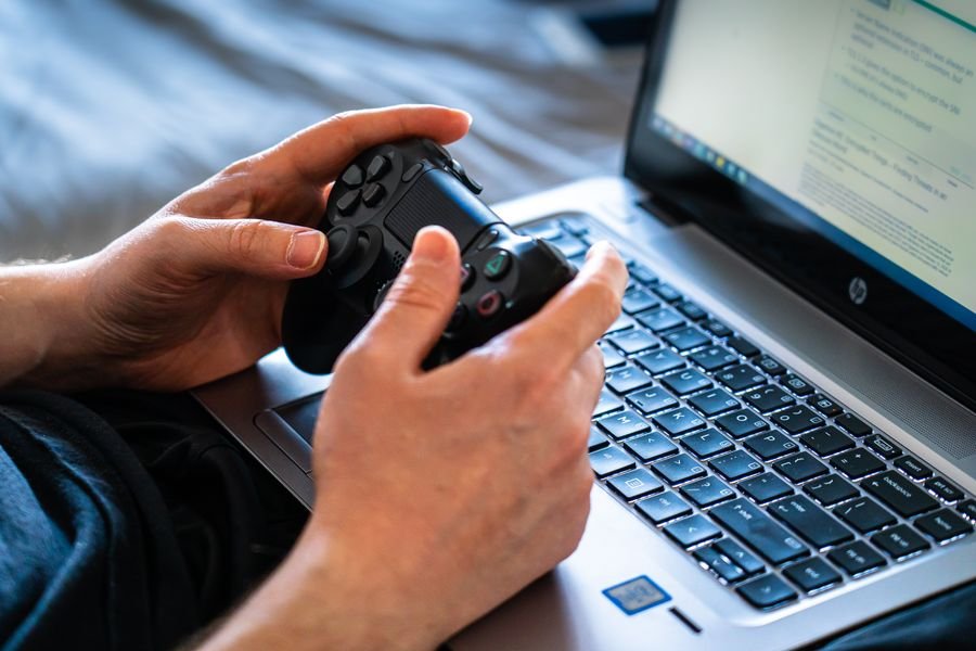 Controlador de videojuegos y laptop para análisis de estrangulamiento térmico