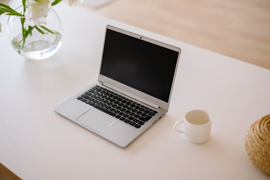 Espacio de trabajo con laptop y eficiencia energética