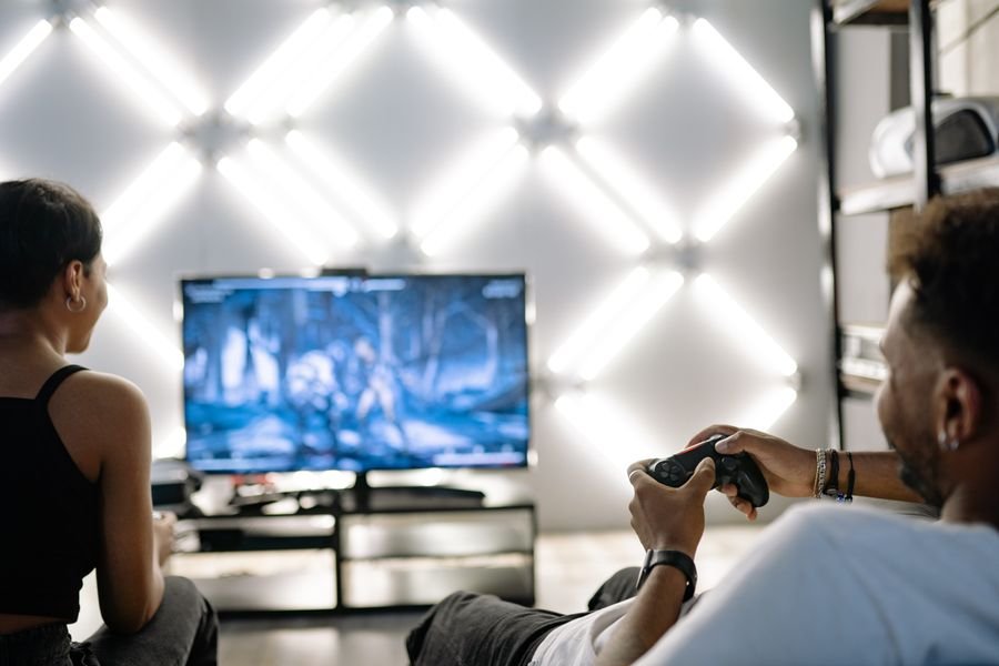Jugadores adultos en sala de juegos moderna