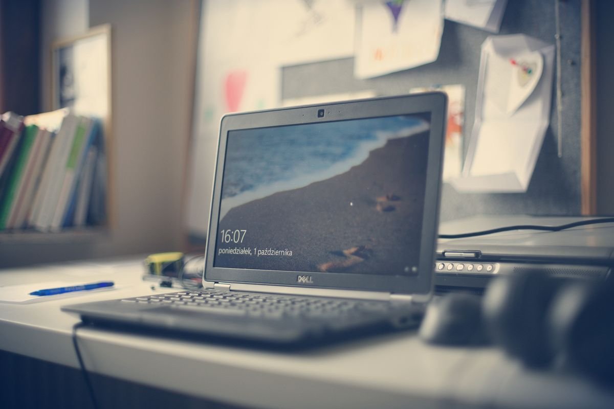 Laptop Dell en escritorio moderno