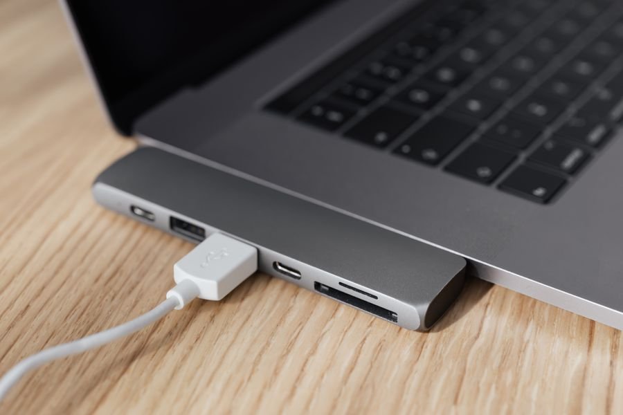 Laptop moderna con hub USB Tipo C y soporte DisplayPort