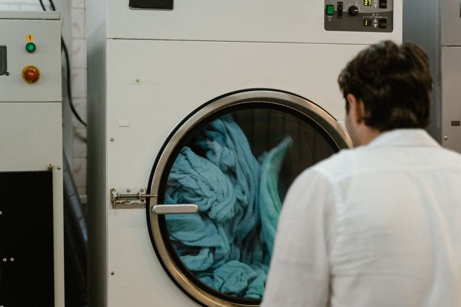 Lavado de ropa en lavadora automática