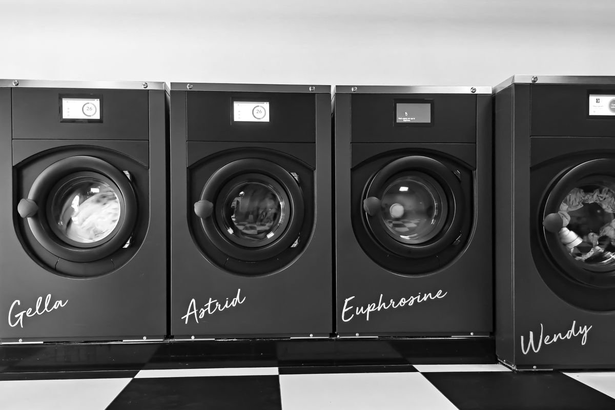 Lavadoras modernas en lavandería automática