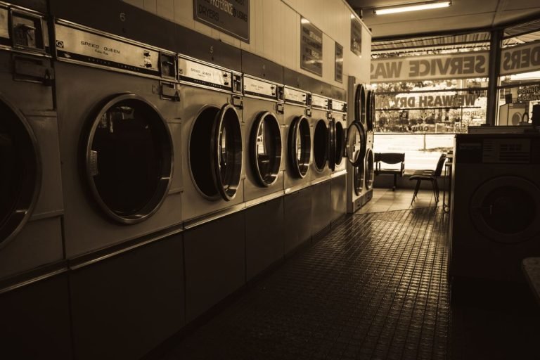 Lavarropas clásicos en lavandería comercial