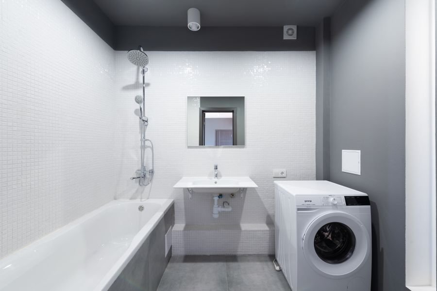 Lavarropas inverter en baño moderno