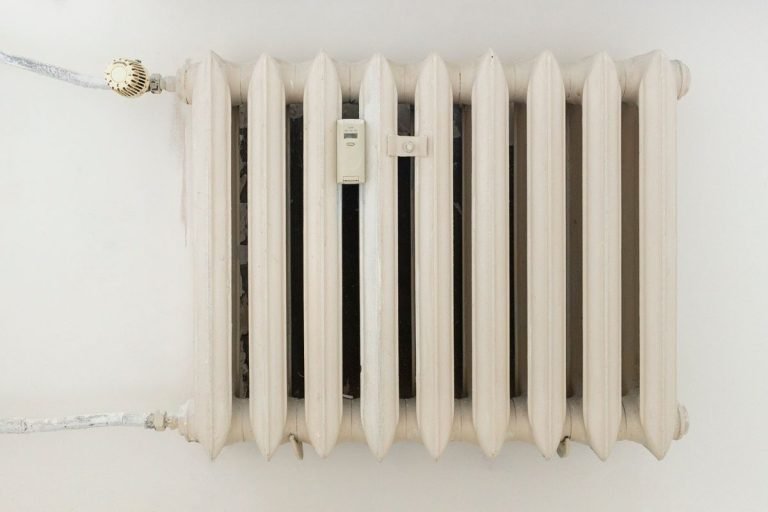 Radiador metálico clásico para calefacción doméstica