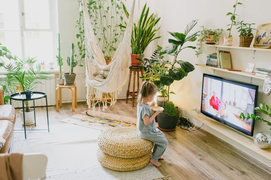 Sala de estar acogedora con Neo QLED Samsung