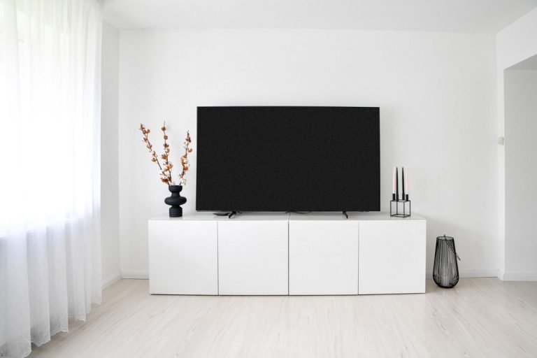 Sala de estar escandinava con televisor inteligente
