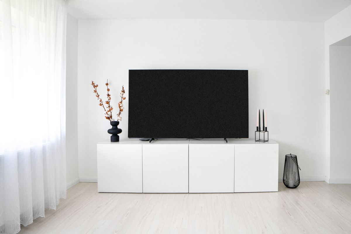 Sala de estar escandinava con televisor inteligente
