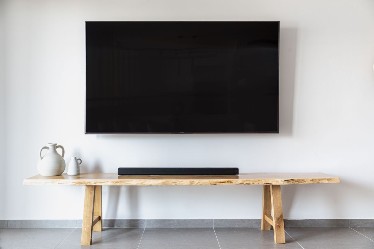 Sala moderna con televisor y barra de sonido Bluetooth