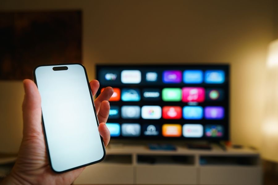 Smart TV con apps en sala moderna
