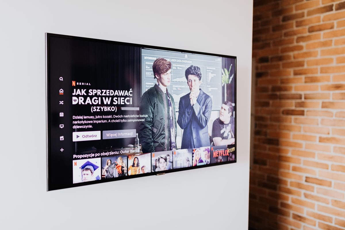 Smart TV TCL en sala moderna