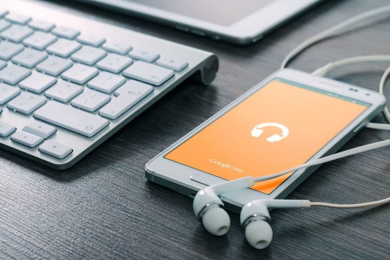 Smartphone con auriculares para música