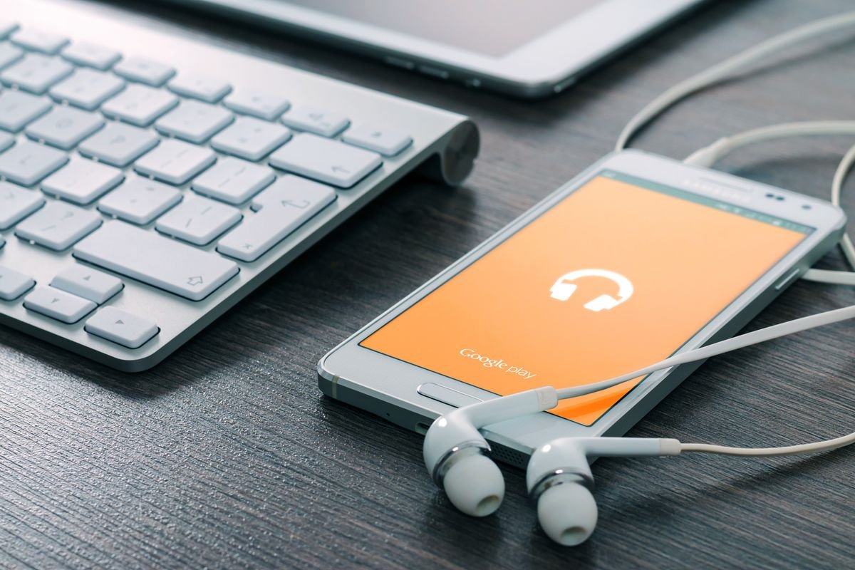 Smartphone con auriculares para música