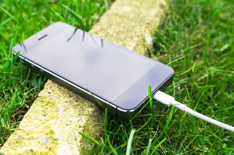 Smartphone con cable de carga y batería