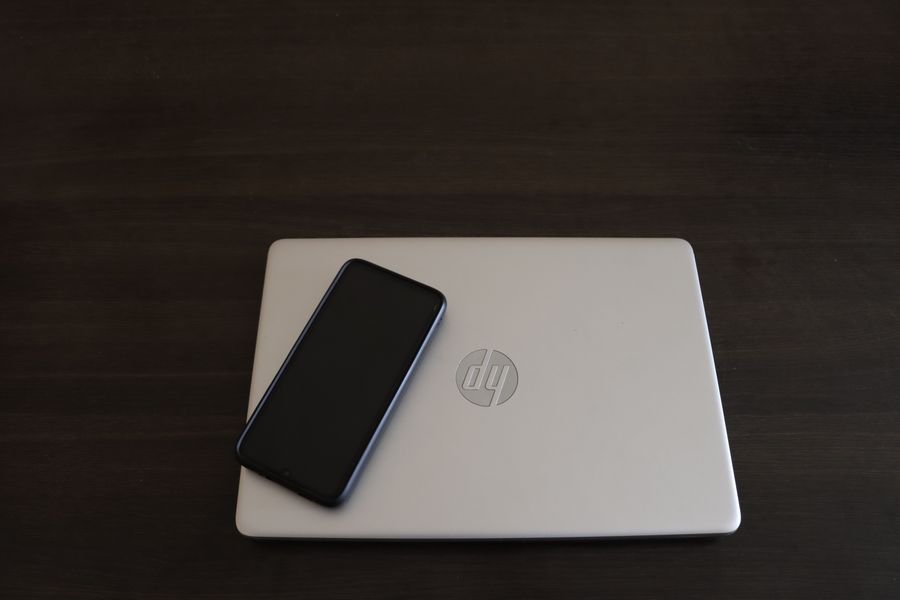 Smartphone y laptop HP para flujos de trabajo profesionales