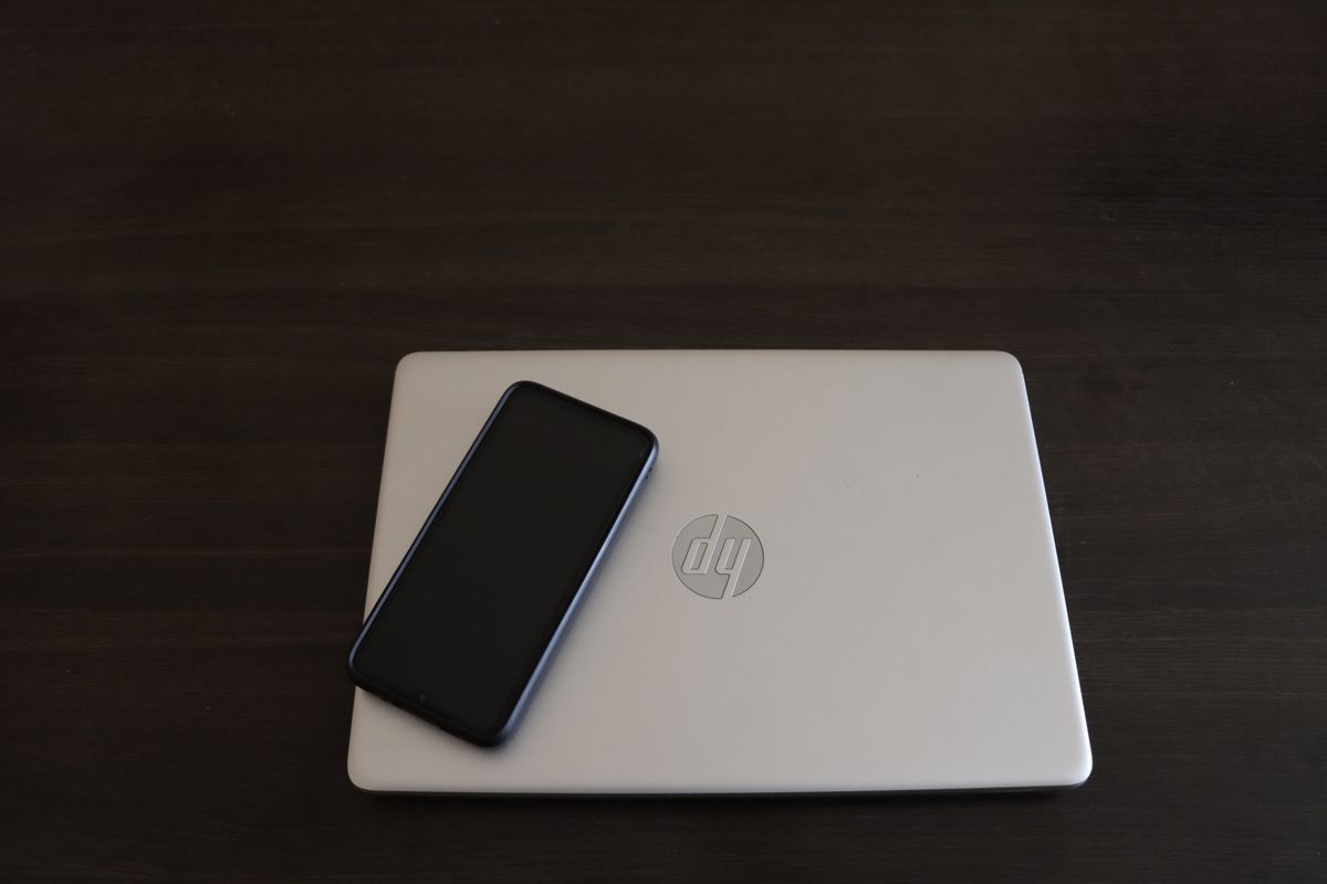 Smartphone y laptop HP para trabajo