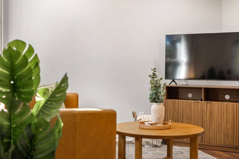 Televisor de pantalla plana en sala moderna