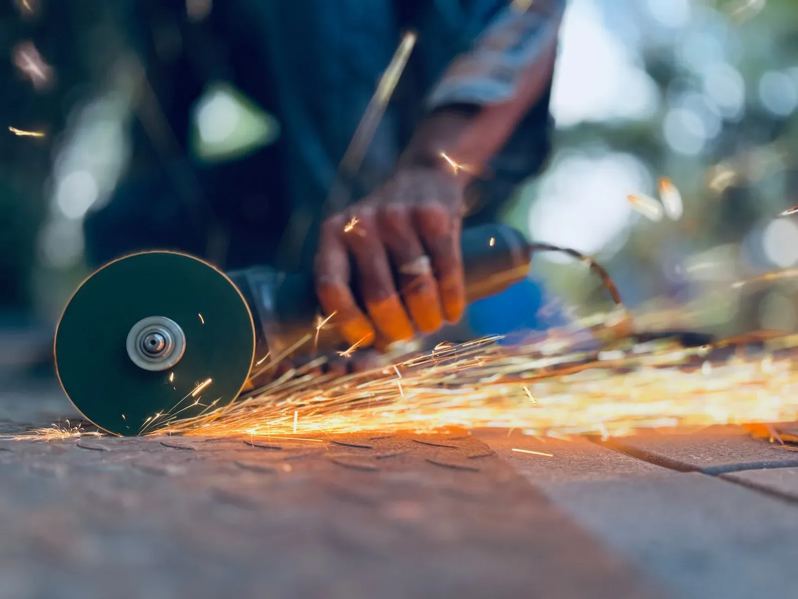 Amoladora angular con disco de corte gastado sobre un banco de trabajo