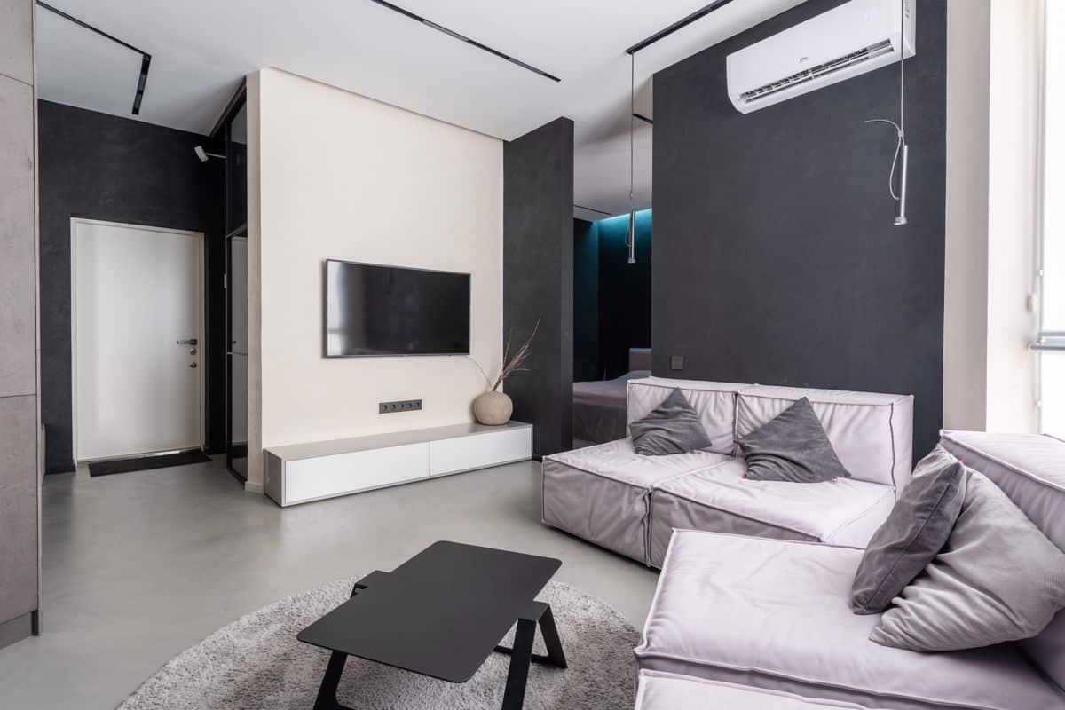 Sala de estar moderna con aire acondicionado inverter